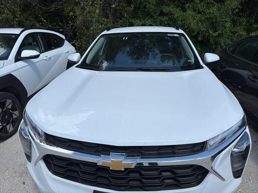 Summit White 2025 Chevrolet Trax LT