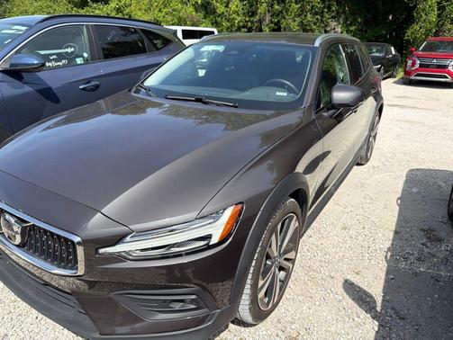Platinum Grey Metallic 2025 Volvo V60 Cross Country Plus, B5 AWD Gas (mild hybrid)