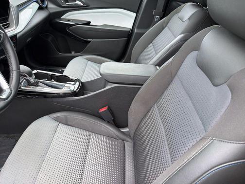 Black Metallic 2025 Chevrolet Trax LT