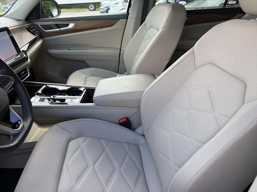 Deep Black Pearl 2025 Volkswagen Atlas 2.0T SE w/Technology
