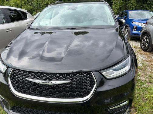 Brilliant Black Crystal Pearlcoat 2023 Chrysler Pacifica Limited