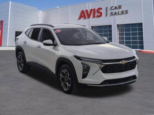 Summit White 2025 Chevrolet Trax LT