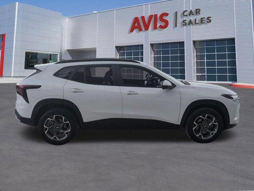 Summit White 2025 Chevrolet Trax LT