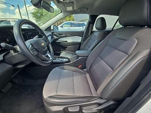Summit White 2025 Chevrolet Trax LT