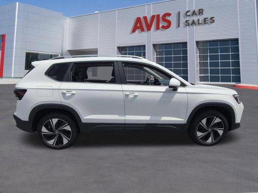 Pure White 2025 Volkswagen Taos 1.5T SE