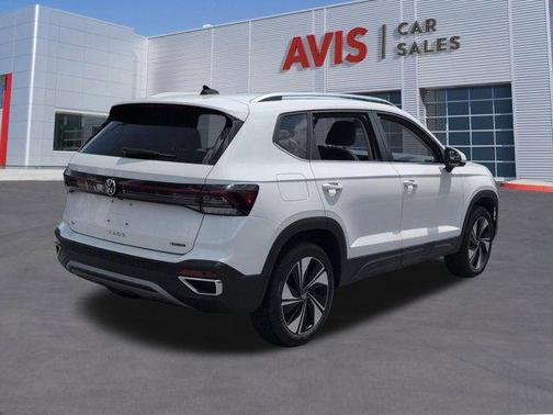 Pure White 2025 Volkswagen Taos 1.5T SE