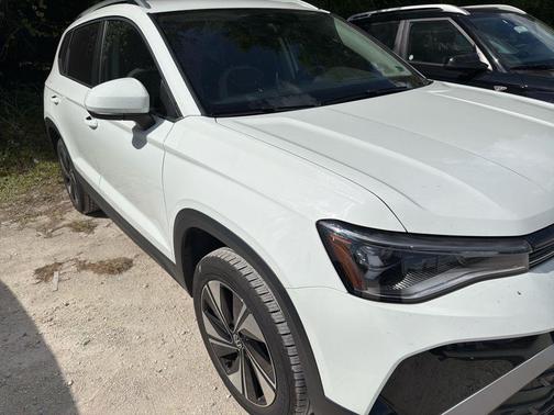 Pure White 2025 Volkswagen Taos 1.5T SE
