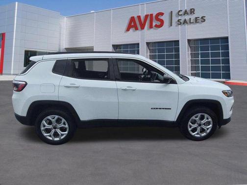 Bright White Clearcoat 2025 Jeep Compass Latitude