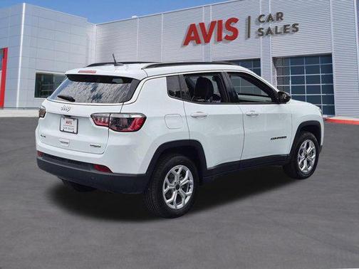 Bright White Clearcoat 2025 Jeep Compass Latitude