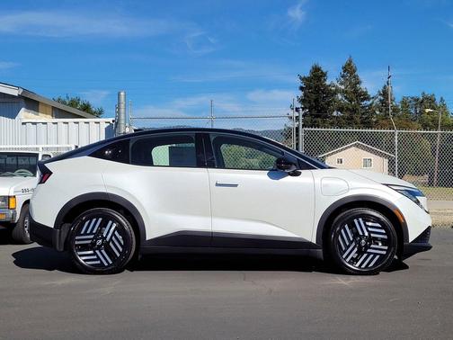 Everest White Pearl Tricoat/Black 2026 Nissan Leaf SV+