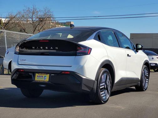 Everest White Pearl Tricoat/Black 2026 Nissan Leaf SV+