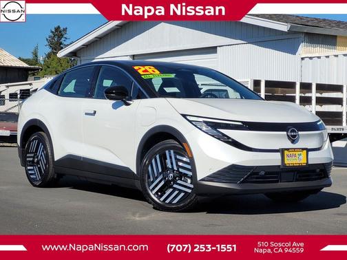Everest White Pearl Tricoat/Black 2026 Nissan Leaf SV+