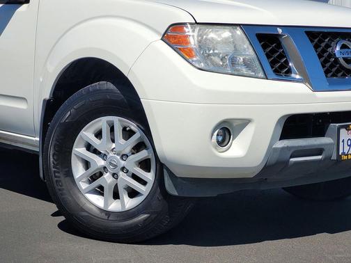 Glacier White 2018 Nissan Frontier SV