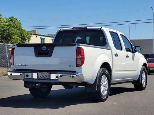Glacier White 2018 Nissan Frontier SV