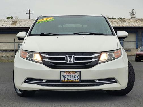 White Diamond Pearl 2016 Honda Odyssey SE