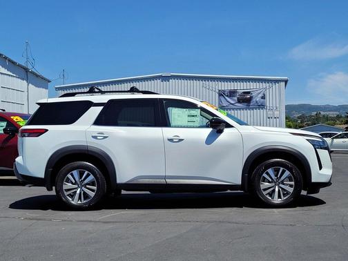 Everest White Pearl Tricoat 2026 Nissan Pathfinder SL