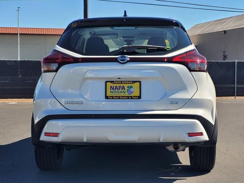 Aspen White/Super Black 2021 Nissan Kicks SV