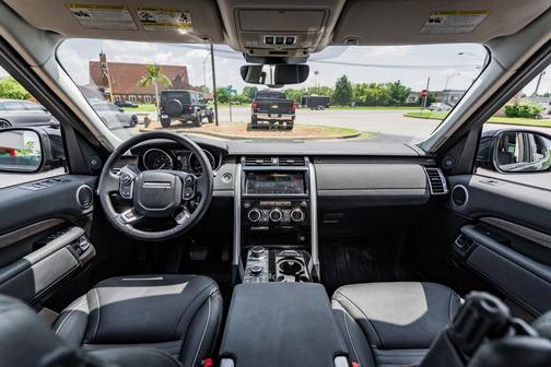 Santorini Black Metallic 2017 Land Rover Discovery HSE