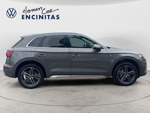 Chronos Gray Metallic 2023 Audi Q5 e 55 S line quattro Premium