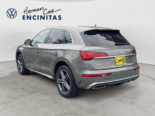 Chronos Gray Metallic 2023 Audi Q5 e 55 S line quattro Premium