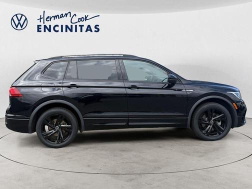 Deep Black Pearl Effect 2023 Volkswagen Tiguan 2.0T SE R-Line Black