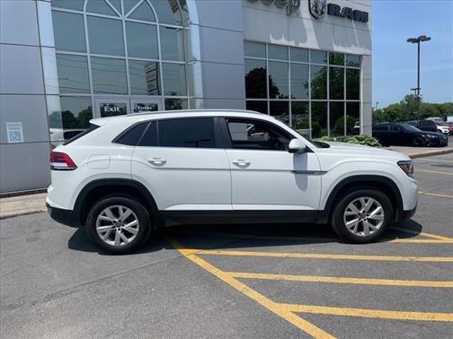Photo 2 of 19 of 2020 Volkswagen Atlas Cross Sport 2.0T S