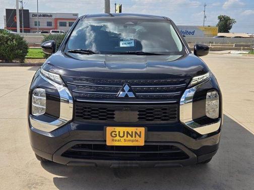 Labrador Black Pearl 2023 Mitsubishi Outlander ES 2.5 2WD