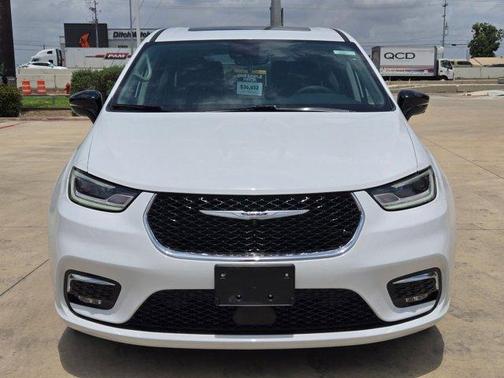 Bright White Clearcoat 2024 Chrysler Pacifica Limited