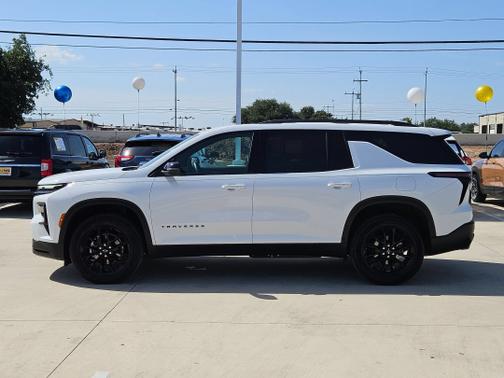 Summit White 2026 Chevrolet Traverse LT