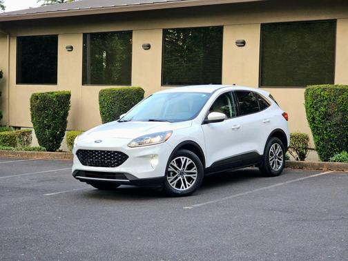 White 2022 Ford Escape SEL