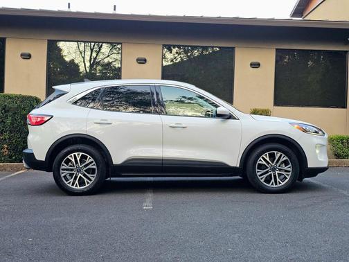 White 2022 Ford Escape SEL