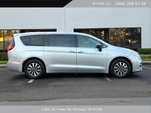 Selver 2024 Chrysler Pacifica Hybrid Select