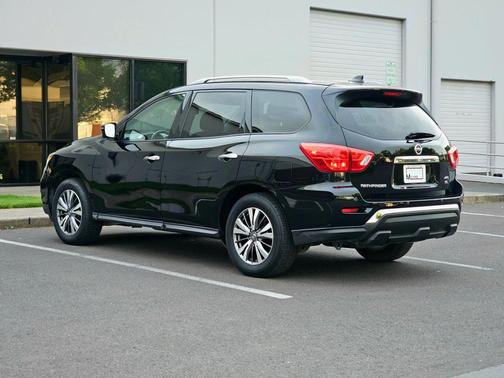 Magnetic Black Pearl 2020 Nissan Pathfinder SL 4WD