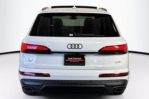 Glacier White Metallic 2026 Audi Q7
