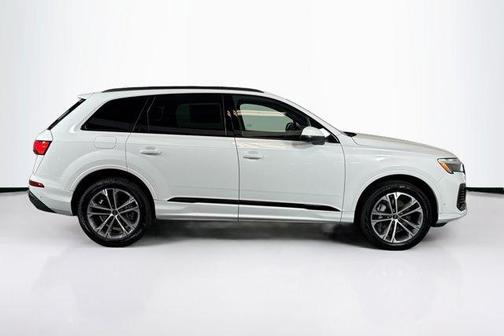 Glacier White Metallic 2026 Audi Q7