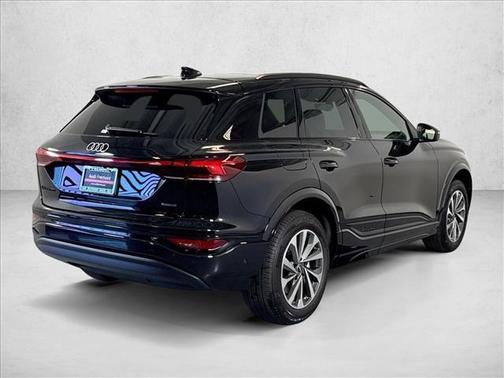 Mythos Black Metallic 2027 Audi Q6 e-tron Premium