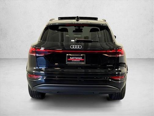 Mythos Black Metallic 2027 Audi Q6 e-tron Premium