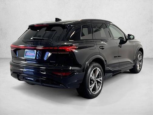 Mythos Black Metallic 2027 Audi Q6 e-tron Premium Plus