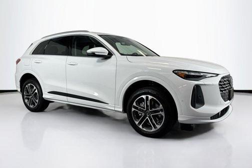 Glacier White Metallic 2026 Audi Q5 PLUS