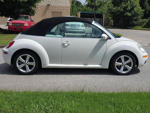 White 2007 Volkswagen New Beetle Triple White