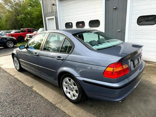 2004 BMW 325 325i Sedan