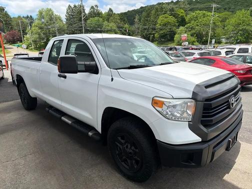 Super White 2017 Toyota Tundra SR