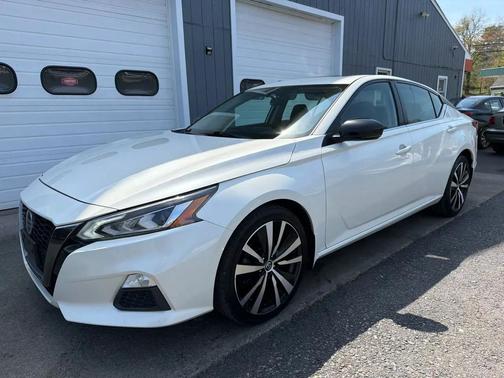 White 2019 Nissan Altima 2.5 SR