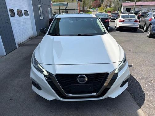 White 2019 Nissan Altima 2.5 SR