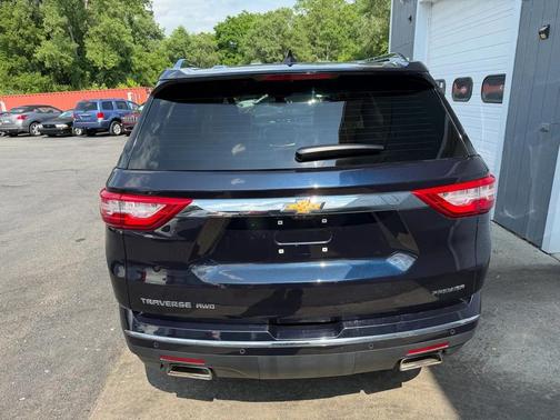 Midnight Blue Metallic 2020 Chevrolet Traverse Premier