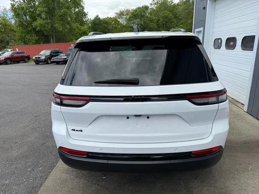 Bright White 2025 Jeep Grand Cherokee Altitude