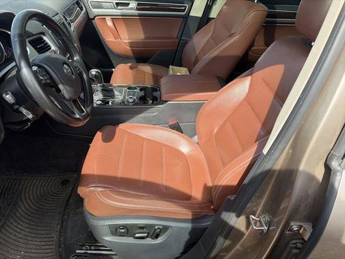 Sand Gold Metallic 2016 Volkswagen Touareg TDI Lux