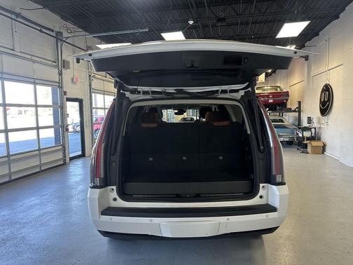 Crystal White Tricoat 2017 Cadillac Escalade Luxury