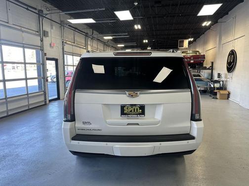 Crystal White Tricoat 2017 Cadillac Escalade Luxury