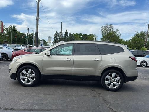 Champagne Silver Metallic 2016 Chevrolet Traverse 1LT